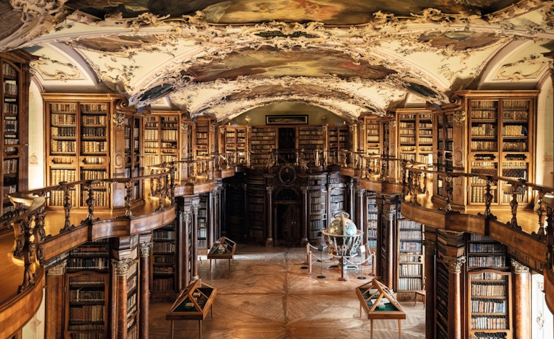 Das Bild zeigt die Stiftsbibliothek in St. Gallen. 