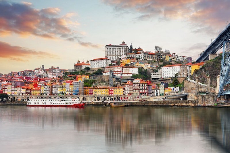 Küste von Portugal mit bunten Gebäuden